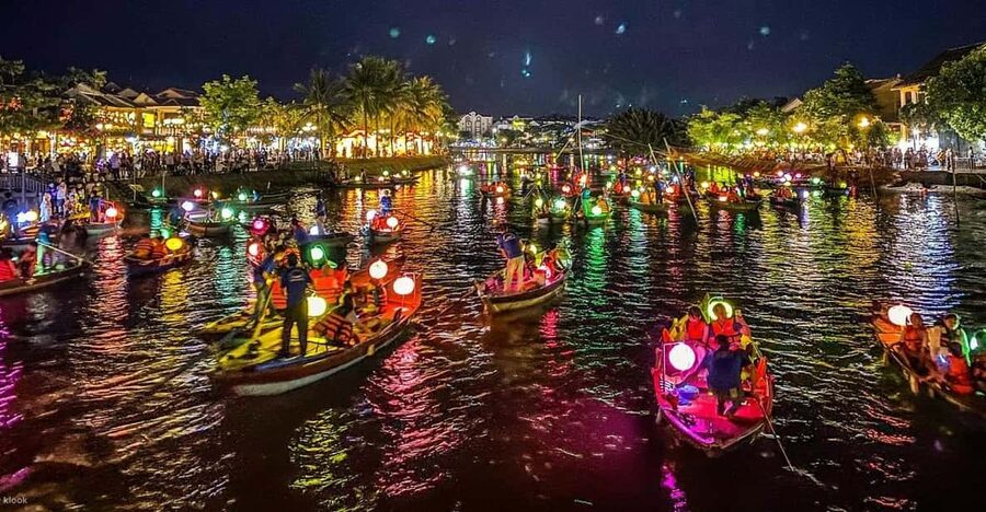 Night Boat Trip and Floating Lantern on Hoai River Hoi An - What happens at the dock