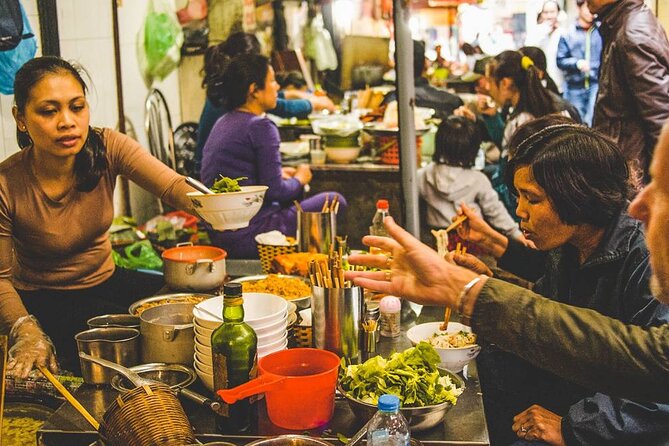 PRIVATE Hoi An Ancient Town - Night Market Street Food By Night - Tasting white rose, wonton, and bánh mì