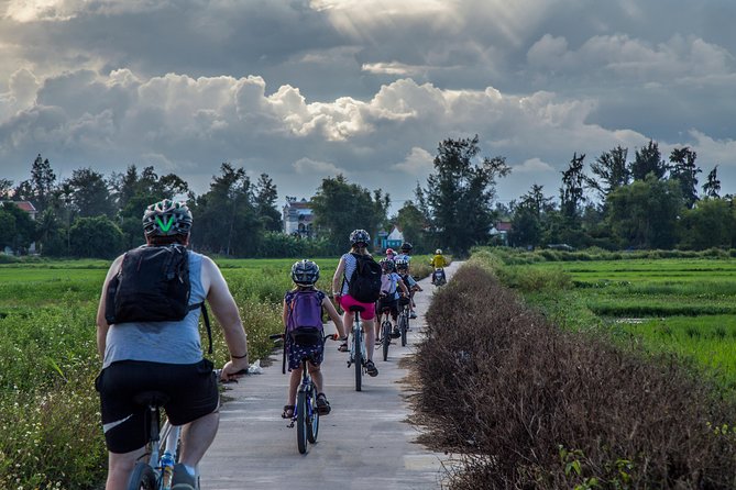 Private Hoi An Evening Food Tastings Tour by Bike - Tra Que Vegetable Village and a private home