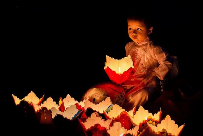 Private Night Boat Trip and Floating Lantern on Hoi An River - Photos, lights, and the Old Town afterward