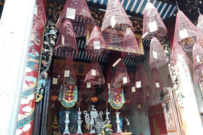 Private tour Hoi An Coconut basket boat ride and Ancient town - Walking through Hoi An’s old houses and temples