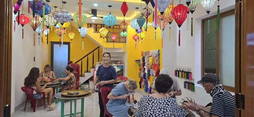 The Lantern Lady: Traditional Lantern Class in Old Town - The relaxing rhythm, and the busy-period catch